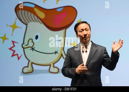 15. Mai 2013, spricht Tokyo, Japan - Kaoru Kato, President und Chief Executive Officer von NTT Docomo Inc., bei einer Pressekonferenz in Tokio am 15. Mai 2013. Japans größte Mobilfunkanbieter enthüllt seine 2013 Sommer-Lineup von 11 Modelle, darunter neun Smartphones, eine Tablette. (Foto: AFLO) Stockfoto