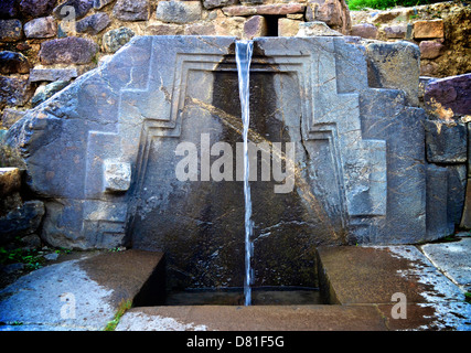 Stein-Wasser-Brunnen in der Inka-Stätte von Ollantaytambo, Peru Stockfoto