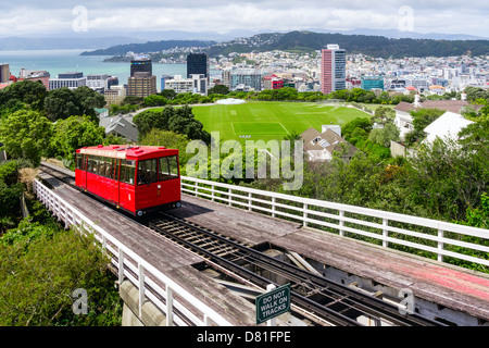 Die Seilbahn Seilbahn in Wellington, New Zealand, mit einem Auto nähert sich der Bergstation. Stockfoto