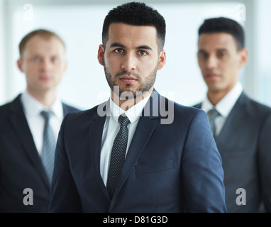 Porträt von zuversichtlich Geschäftsleute Blick in die Kamera mit schweren Führer vor Stockfoto