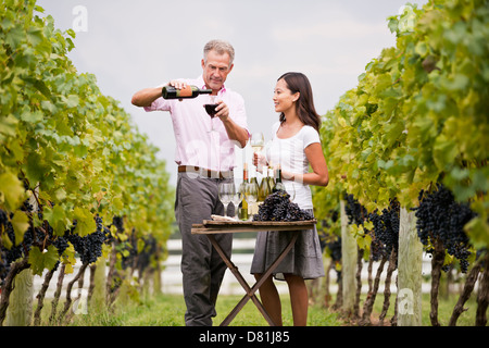 Paar zusammen Weinprobe im Weinberg Stockfoto