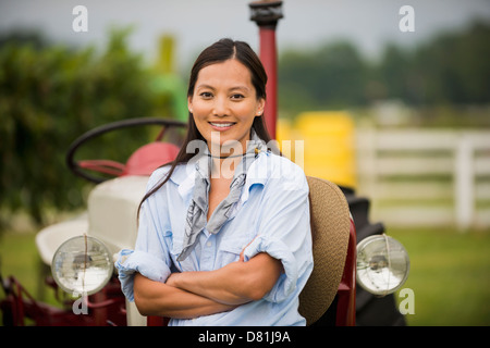 Asiatische Frau lächelnd in Feld Stockfoto