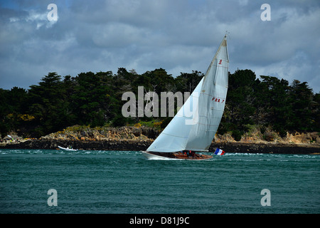 Klassische Yacht, Name:?, Segeln im Golf von Morbihan, hier vor 'Ile Longue"im Golf von Morbihan. Stockfoto