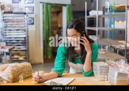 Gemischte Rassen Frau arbeiten in Bäckerei Küche Stockfoto