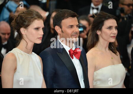 Cannes, Frankreich. 16. Mai 2013.  Geraldine Pailhas, Francois Ozon, Marine Vacth, die Teilnahme an den roten Teppich / Premiere Jeune & Jolie bei 66 Filmfestspielen in Cannes, Frankreich, am 16. Mai 2013 Credit: DPA / Alamy Live News Stockfoto