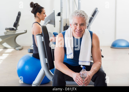 Älteren Hispanic Mann lächelnd in Fitness-Studio Stockfoto