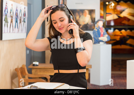 Kaukasische Frau arbeitet in der Art gallery Stockfoto