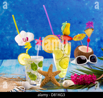 Mojito und Zitrone Limette Cocktails in Karibik blau Tropenholz mit Seestern Blumen und Kokosnuss Stockfoto