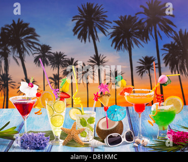 Viele bunte tropische Cocktails in tropisch blau Holz Palm-Baum-Sonnenuntergang mit Kokosnuss Mojito Pepermint margarita Stockfoto