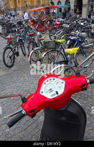 Geparkten Vespas in Odeanplatz Square, München, Oberbayern Deutschland Stockfoto