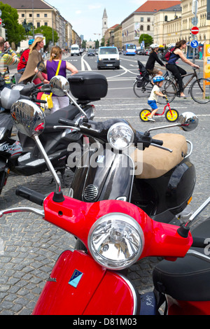 Geparkten Vespas in Odeanplatz Square, München, Oberbayern Deutschland Stockfoto