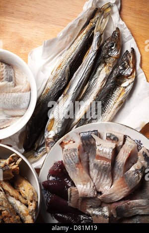Meeresfrüchte-Thema. Verschiedene Fische auf Holztisch. Ansicht von oben Stockfoto