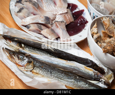 Verschiedene Fische auf Holztisch. Meeresfrüchte-Thema Stockfoto