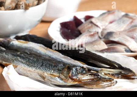 Verschiedene Fische auf Holztisch Stockfoto