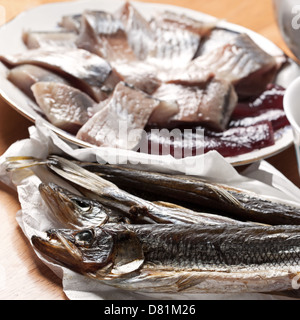 Meeresfrüchte-Thema. Makrofoto des sortierten Fisch auf Holztisch Stockfoto