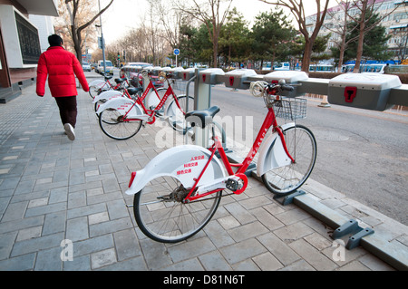 Fahrrad-sharing-System auch genannt Community-Fahrrad-Programm an der Donghuangchenggen Street in Peking, China Stockfoto