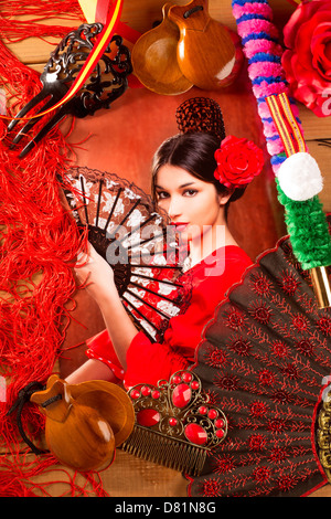 Flamenco-Frau mit Torero und typische Spanien Espana Elemente wie Kastagnetten-Fan und Kamm Stockfoto