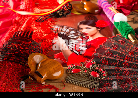 Flamenco-Frau mit Torero und typische Spanien Espana Elemente wie Kastagnetten-Fan und Kamm Stockfoto