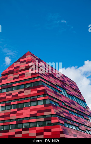 Ein rotes gefliest zeitgenössische Gebäude auf dem Jubilee Campus an der Universität Nottingham vor blauem Himmel. VEREINIGTES KÖNIGREICH. Stockfoto