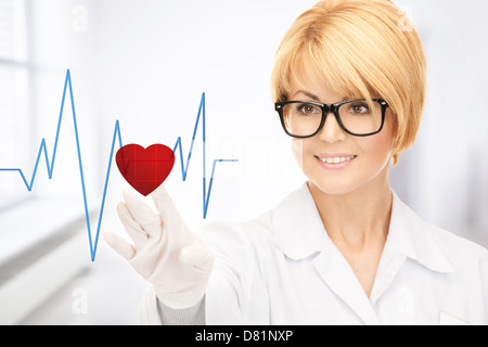 Arzt, die virtuelle Taste mit Herz-Diagramm Stockfoto