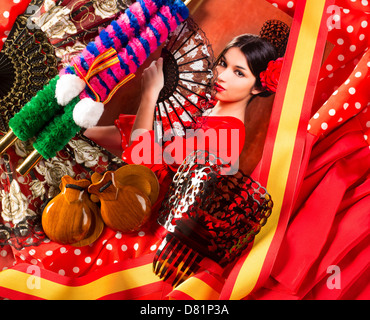 Flamenco-Frau mit Torero und typische Spanien Espana Elemente wie Kastagnetten-Fan und Kamm Stockfoto