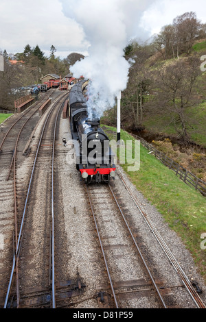 Der Herr der Inseln Dampf Lok 62005 verlassen Goathland Station Nord Yorks Moor Eisenbahn Yorkshire UK Stockfoto