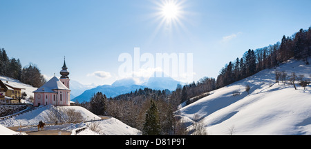 Watzmann am Mittag mit Kirche, Bayern, Berchtesgaden, Deutschland Alpen Stockfoto