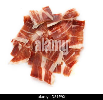 in Scheiben geschnitten Jamon Iberico spanischer Serrano-Schinken auf einem weißen Hintergrund ausschneiden Stockfoto