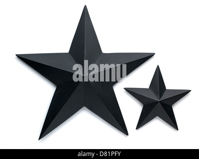 Große und kleine schwarze Sterne ausgeschnitten auf weißem Hintergrund Stockfoto