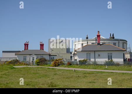 Dungeness, Kent.  Hütten mit Kernkraftwerk im Hintergrund. Stockfoto