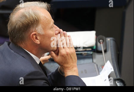 Bundesvorsitzender von Bündnis 907The grünen, Juergen Trittin, folgt eine Diskussion im Deutschen Bundestag in Berlin, Deutschland, 17. Mai 2013. Des Deutschen Bundestages diskutiert mögliche permanente Endlagern für Atommüll. Foto: Hannibal Stockfoto