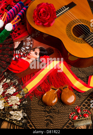 Spanische Konzertgitarre mit Flamenco-Elementen wie Lüfter und Kastagnetten Kamm Stockfoto