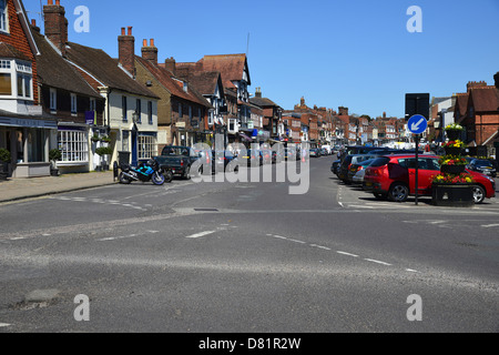 Ein Blick auf die Hauptstraße in der Stadt von Marlborough Wiltshire Stockfoto