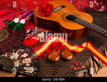 Spanische Konzertgitarre mit Flamenco-Elementen wie Lüfter und Kastagnetten Kamm Stockfoto