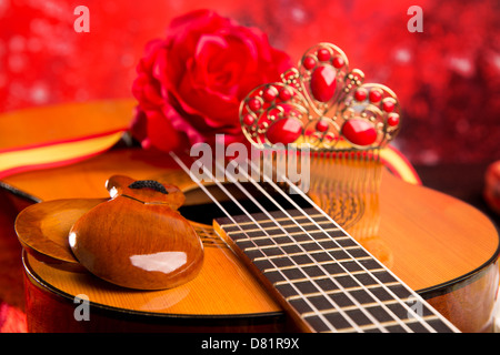 Spanische Konzertgitarre mit Flamenco-Elementen als Kamm und Kastagnetten Stockfoto