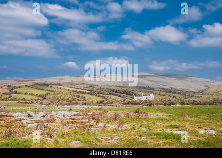 Abbey Hill, Burren, County Clare, Irland, einschließlich das verfallene Zisterzienserkloster 13. Jahrhundert Corcomroe Abbey Stockfoto