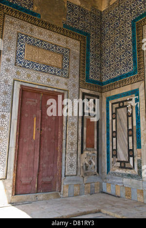 Beitt (Köder) Dschumblat, Aleppo, Syrien. Ein alten 17. Jahrhundert osmanischen Palast geschmückt mit farbigen und gemusterten Fliesen. Stockfoto