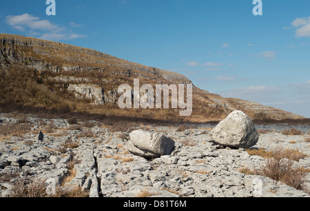 Kalkstein Pflaster mit eiszeitlichen Findlinge vor Slieve Carran (Adlerfelsen), die Burren, County Clare, Irland Stockfoto