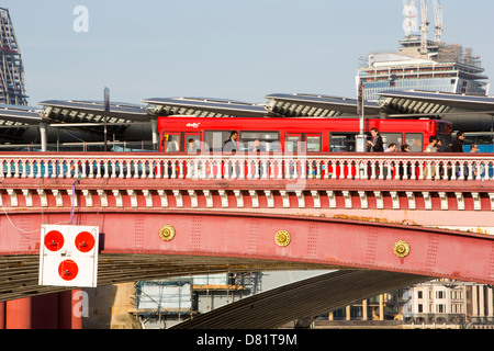 Blackfriars Bridge über die Themse in London, Vereinigtes Königreich, ist die weltweit größte solar-Brücke Stockfoto