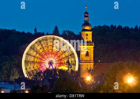 Ein beleuchtetes Riesenrad dreht sich auf der Bergkirchweih folk Festival in Erlangen, Deutschland, 16. Mai 2013. Initiatoren und Teilnehmer des folk Festivals erwarten etwa 1 Million Besucher bis 27 Mai 2013. Foto: Daniel Karmann Stockfoto