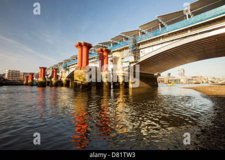 Blackfriars Bridge über die Themse in London, Vereinigtes Königreich, ist die weltweit größte solar-Brücke Stockfoto