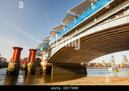 Blackfriars Bridge über die Themse in London, Vereinigtes Königreich, ist die weltweit größte solar-Brücke Stockfoto