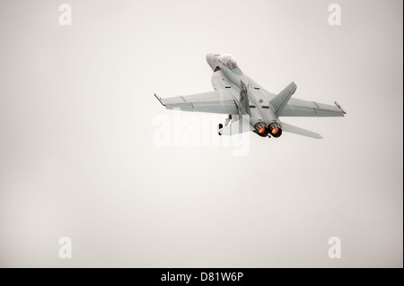 Eine F/A-18 Kampfjet geht durch seine Schritte bei einer Flugschau in Australien. Stockfoto