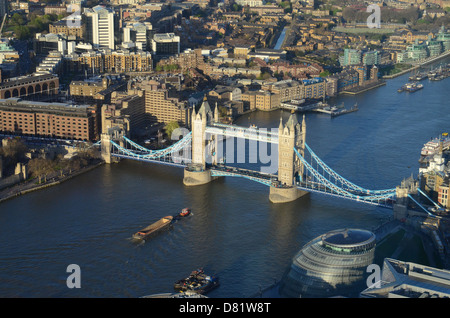 Blick auf die Tower Bridge und die Themse mit Blick auf East London von The View from the Shard Stockfoto
