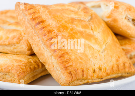 Pasteten - Auswahl der traditionellen britischen Pasteten - Wurst Brötchen, Steak und Soße backen, Käse und Zwiebel pastös. Stockfoto