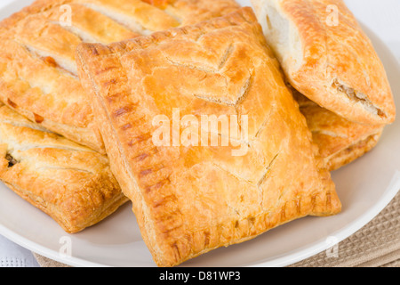 Pasteten - Auswahl der traditionellen britischen Pasteten - Wurst Brötchen, Steak und Soße backen, Käse und Zwiebel pastös. Stockfoto