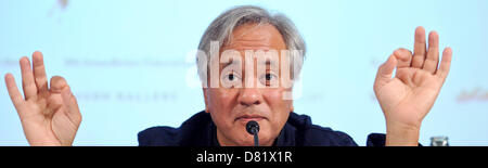 Berlin, Deutschland. 17. Mai 2013. Indisch-britischen Künstler Anish Kapoor spricht über seine Skulptur im Martin-Gropius-Bau auf einer Pressekonferenz in Berlin, Deutschland, 17. Mai 2013 vorgestellt. Kapoor präsentiert mehrere Werke in einer großen Show in Berlin. Foto: OLE SPATA/Dpa/Alamy Live-Nachrichten Stockfoto