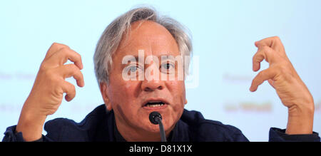 Berlin, Deutschland. 17. Mai 2013. Indisch-britischen Künstler Anish Kapoor spricht über seine Skulptur im Martin-Gropius-Bau auf einer Pressekonferenz in Berlin, Deutschland, 17. Mai 2013 vorgestellt. Kapoor präsentiert mehrere Werke in einer großen Show in Berlin. Foto: OLE SPATA/Dpa/Alamy Live-Nachrichten Stockfoto