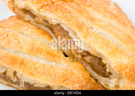 Steak Pasty - Paket der frisch gebackenen Blätterteig gefüllt mit Fleisch und Soße. Stockfoto