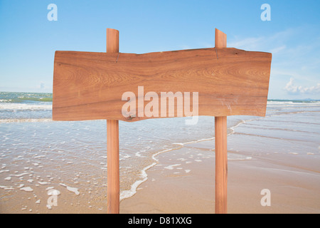 hölzerne Schild am tropischen Strand Stockfoto